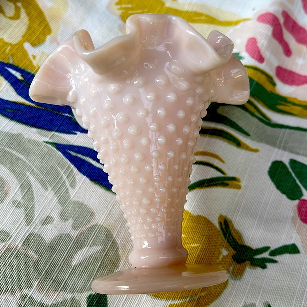 Rare small Vibtage Fenton pink milk glass vase 4” tall - Picture 5 of 5